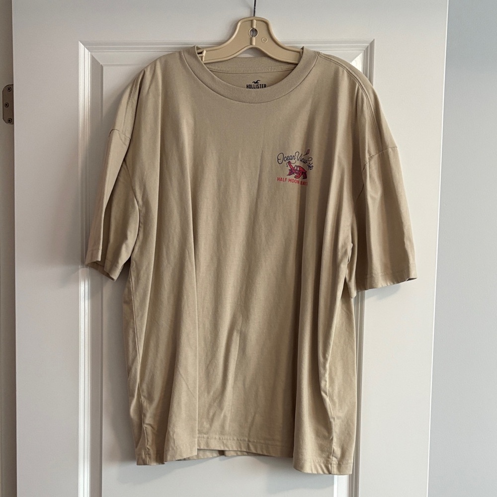 HOLLISTER | 100% cotton Beige Short Sleeve Tee with Red Graphic, size CL